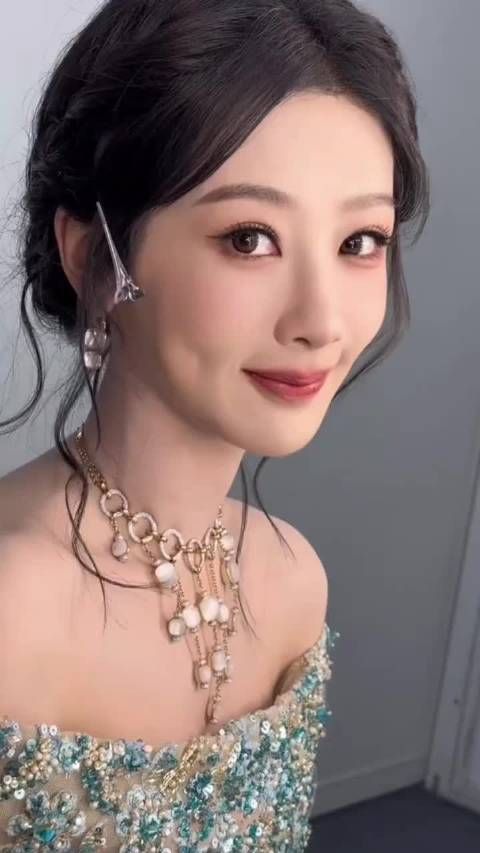 杨紫怼脸拍真的美爆了好吗？超级喜欢他这个造型