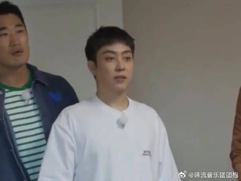 初丁哦～白t太嫩了