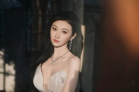 景甜陪妈妈逛商场，双手叉腰捂着肚子走出来，表情痛苦不像冻得