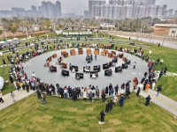 50多人在停机坪合奏40台钢琴：由市民演奏，最小不到4岁，有人从外地赶来