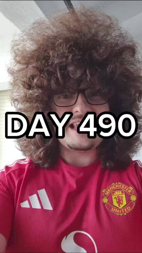 曼联球迷490天蓄发明志，五连胜后伦敦当场剪发