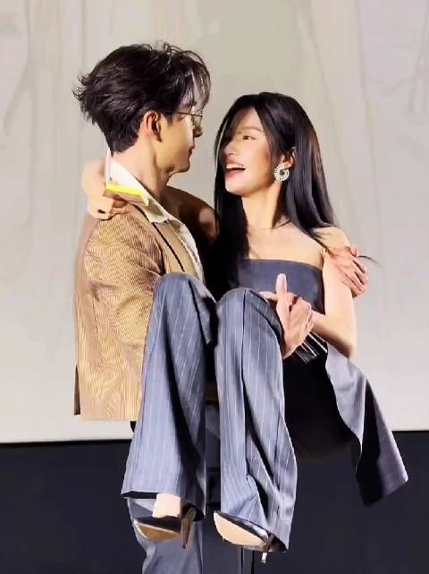 陈星旭卢昱晓亲密相拥笑意盈盈