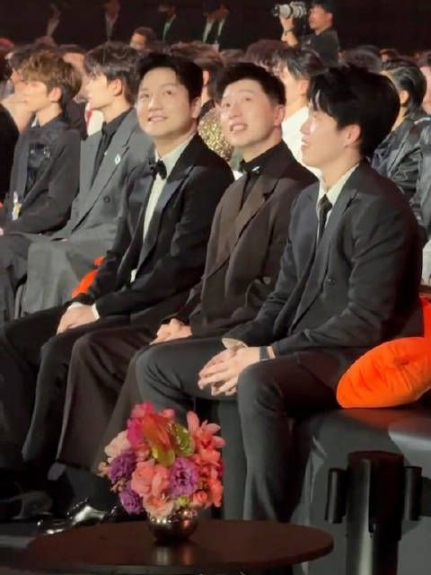 樊振东微博之夜穿西装细节严谨