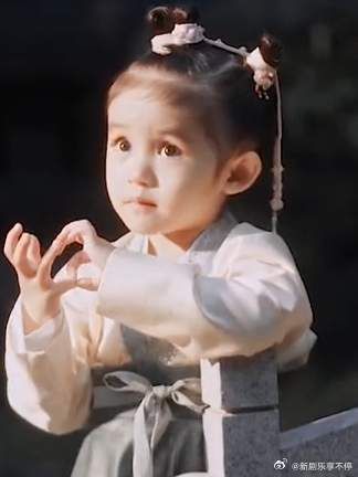 吃可爱多长大的小公主，终于体会到生女儿的快乐了