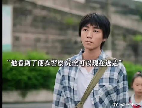 因为自己淋过雨，所以毫不犹豫给别人撑伞！