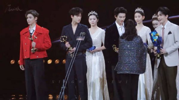 2024微博之夜现场，侯明昊、李昀锐、王星越、曾舜晞领奖直拍镜头聚焦