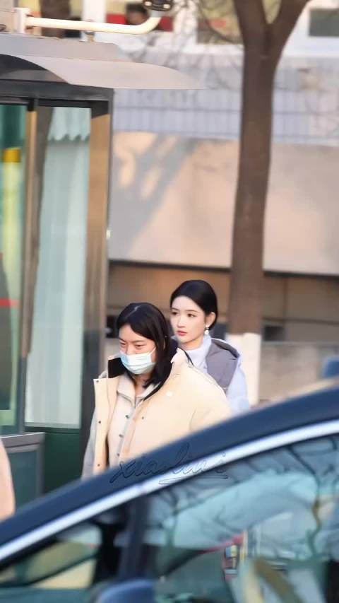 王玉雯亮相春晚联排下班路透，美貌状态引注目