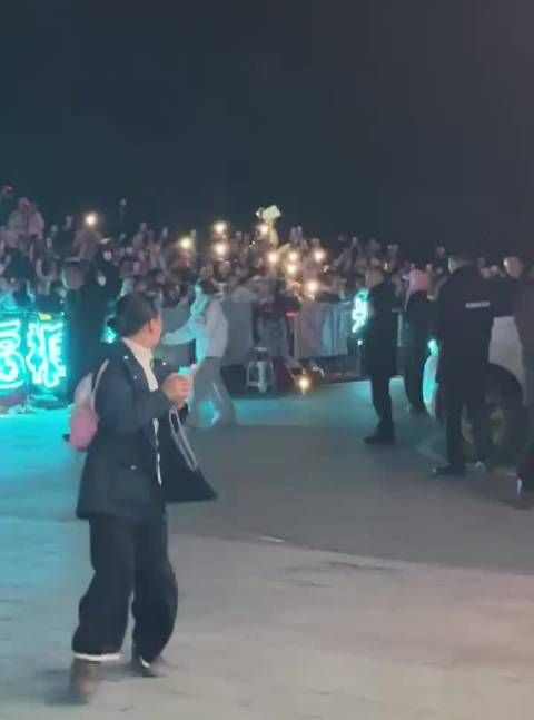 李一桐机场腰伤不适仍坚持与粉丝互动