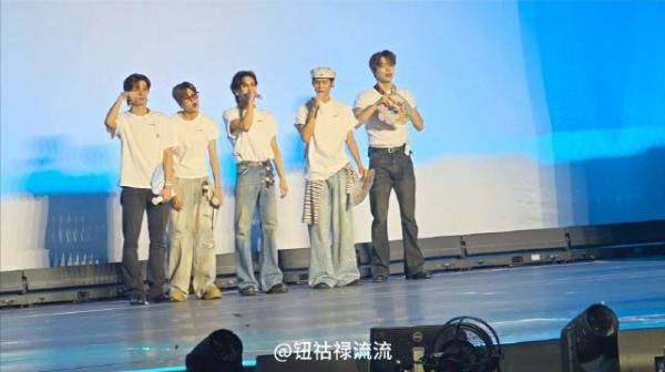 今天拉椅子退场大概和粉丝们打了10分钟的招呼555不要带走拉椅子