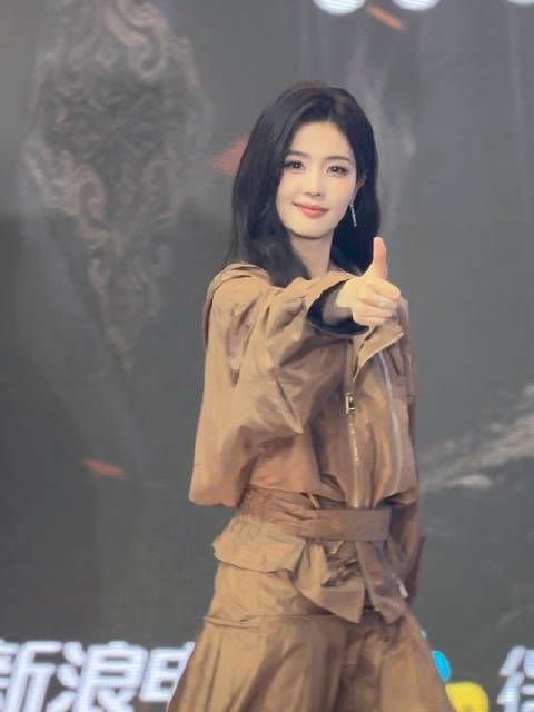 白鹿一款有求必应式艺人 就这么水灵灵一百八十度来全场点赞了