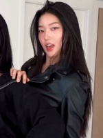 有新舞看我就好满意吧 小哥哥顶着瞳智贤皮肤穿着装逼皮衣就来散发攻能量了