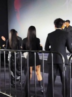 迪丽热巴黑裙亮相活动现场，明眸流转尽显风采