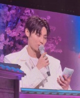 黄旼炫回应粉丝提问称会先穿好裤子再扶人