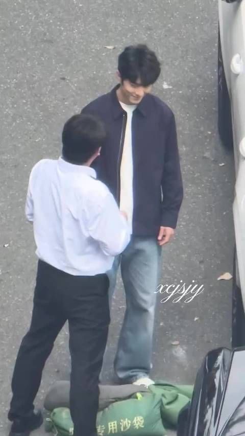 肖战有顶流命，没有顶流病，谦逊有礼对待剧组工作人员和群演都是笑容满面的