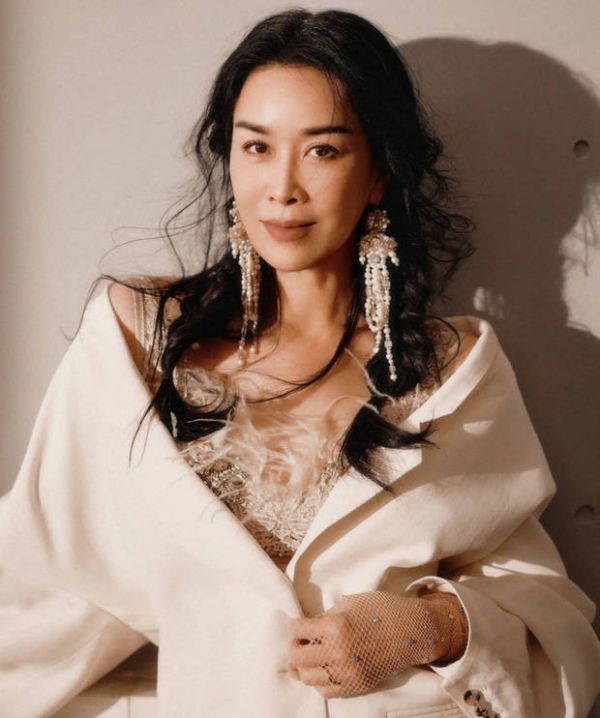 那英佩戴超大耳坠十分吸睛。