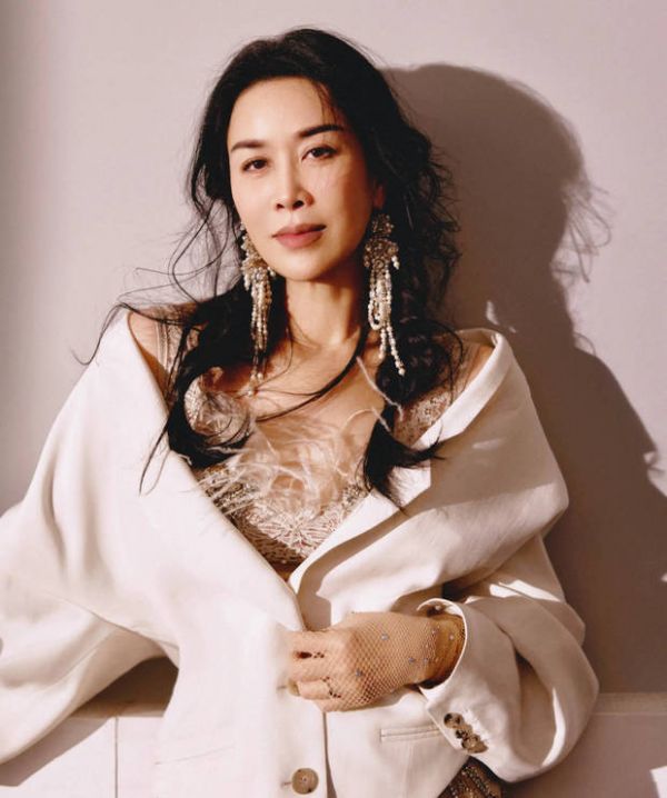 那英的皮肤光滑又细腻，保养有方。