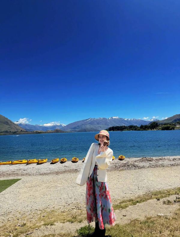 唐艺昕一身度假风穿搭，松弛感拉满。