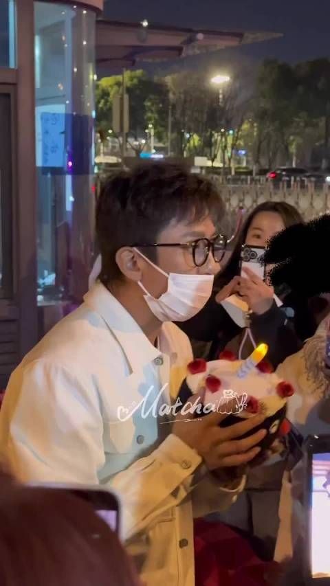 邓超生日机场里粉丝给超哥送蛋糕送鲜花，超哥还和粉丝拍视频互动