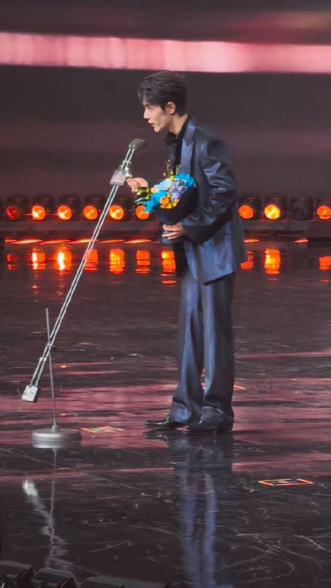 那天肖战上台， 我印象最深的是： 耳边全都是尖叫声，台上的他一直在鞠躬