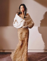 那英穿亮钻羽毛裙气质优雅自信