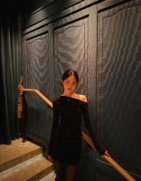 黄多多穿黑色露肩裙优雅温柔 气质明媚大方