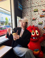 唐艺昕晒旅游美照笑容灿烂！打卡美景惬意感十足