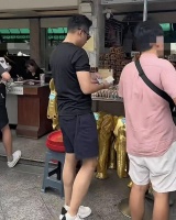网友曼谷偶遇小菲，他正虔诚跪地祈福，筱梅并未跟随，她回湾湾了