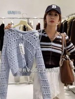 李念晒国外日常，14岁女儿意外爆红，身高直逼妈妈，气质像超模