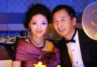 知名演员嫁大21岁导演，结婚23年，她仍貌美如花，女儿为他们争光