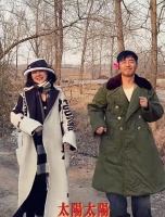 程莉莎回乡过年，郭晓东耳朵别粉红花跳舞，硬汉秒变乖巧小可爱