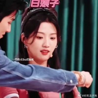 这个眼神也太上官浅，弟弟年纪小自是不懂