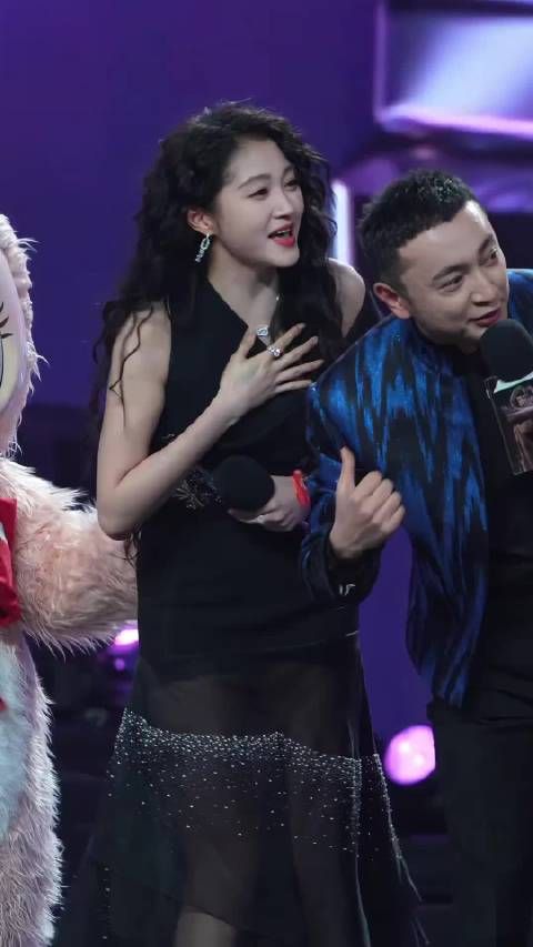 关晓彤鞋跟卡住了，尼格买提绅士救场 小尼反应好快