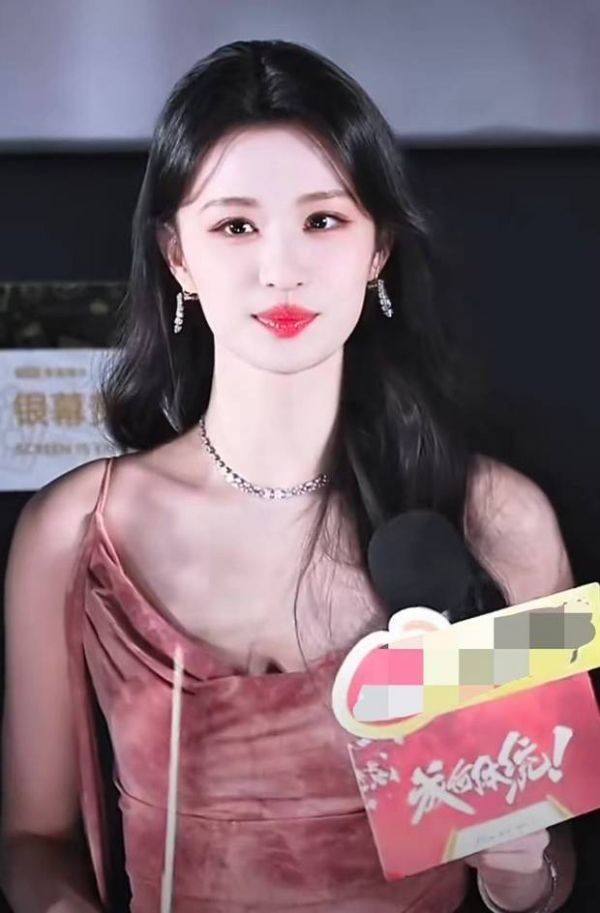 王楚然粉裙造型明艳又吸睛。