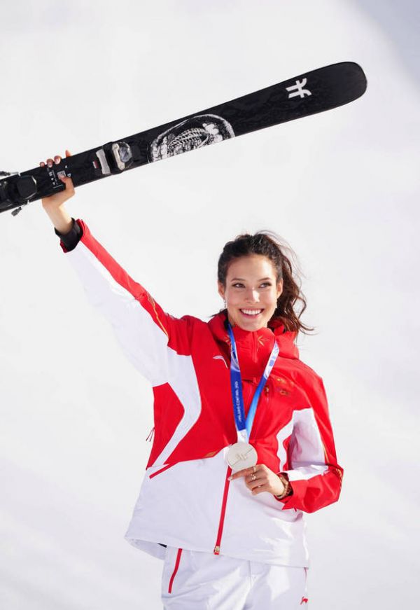 搜狐娱乐讯 2月9日，谷爱凌参与米兰冬奥会的第一个项目出现比赛结果，她获得银牌。