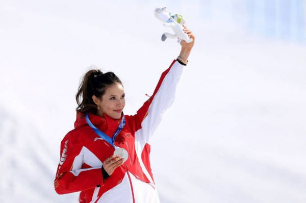 在颁奖仪式上，谷爱凌一身红装璀璨耀眼。