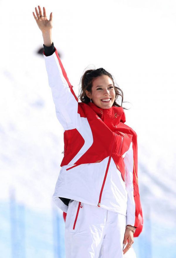 谷爱凌笑容灿烂。