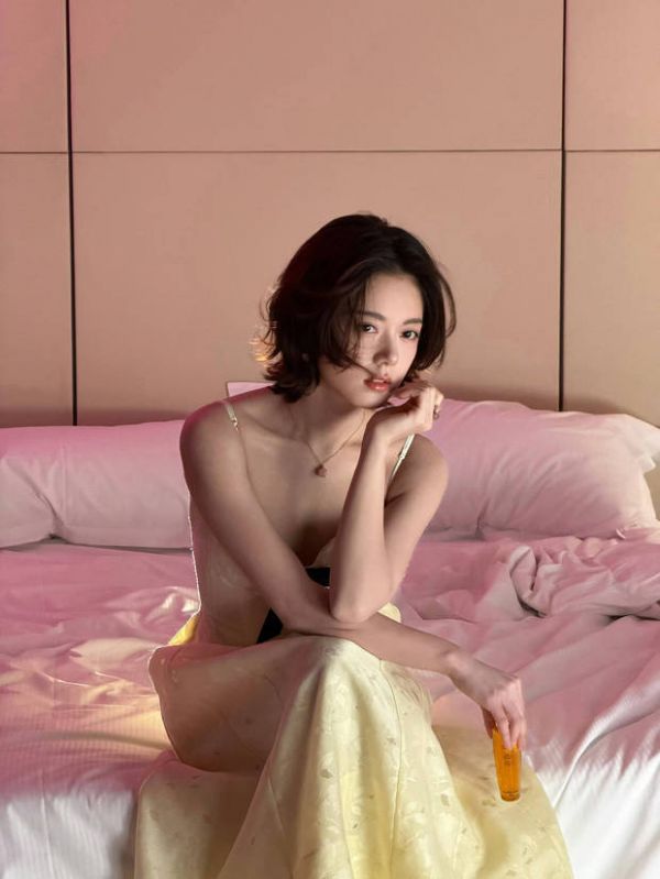 搜狐娱乐讯 近日，一组赵今麦的时尚大片曝光。