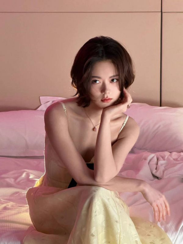 赵今麦美丽又大方。