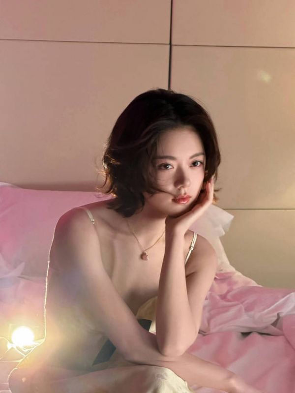 赵今麦五官能打。