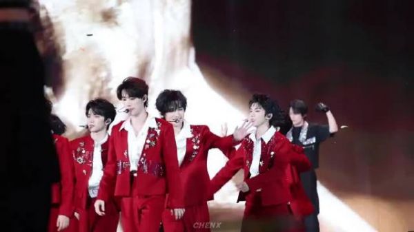 时代少年团红西装舞台亮相