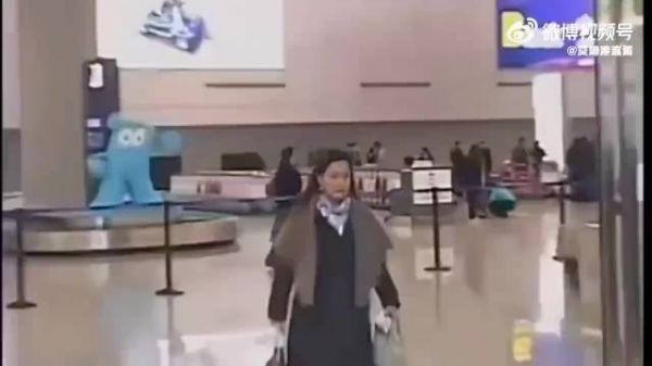 大S汪小菲领证次日亮相机场，红光满面青春洋溢