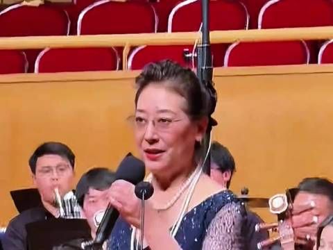 关牧村舞台直拍引热议，经典曲目打动观众