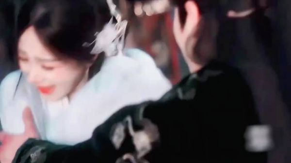 胡意旋演技颜值获赞，官配造型引热议