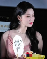 王楚然“狐系”造型亮相 粉裙发箍灵动明艳