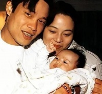 56岁范志毅与小17岁妻子像同龄人，带9岁女儿逛街穿着普通接地气