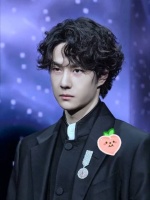 王一博亮相微博之夜红毯，卷发造型贵气十足！