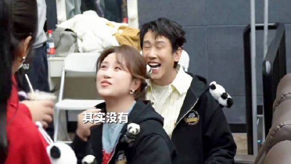 乔杉回应偷看谢霆锋，乔杉：“我没看他！”一旁的于洋：“你可拉倒吧！”