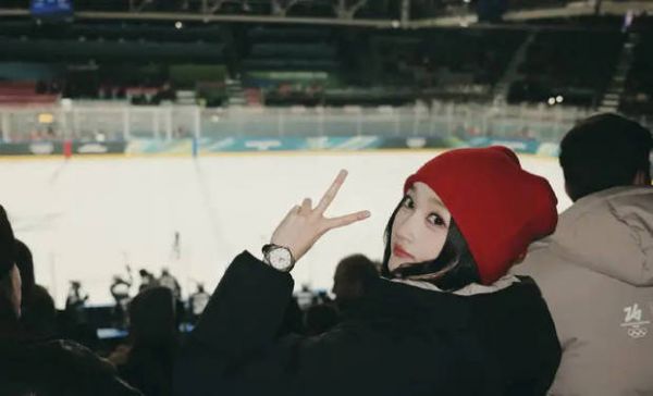 关晓彤单手比耶。