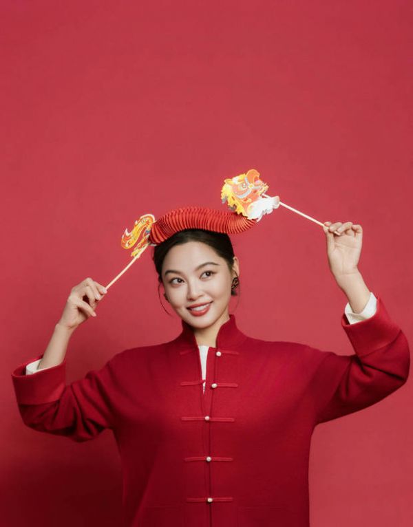 辛芷蕾笑容灿烂，活泼俏皮。