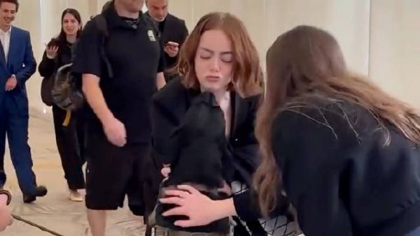 艾玛斯通今天离开奥斯卡提名午宴时遇到热情汪汪，石头停住脚步疯狂撸狗